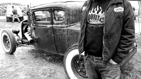 Personne à côté d'une voiture customisée vintage en N&B
