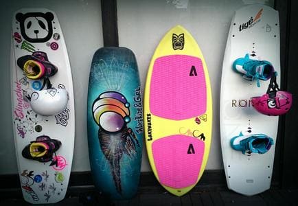 Trois wakeboards décorés avec fixations contre un mur