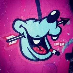 Graffiti de chien bleu sur fond rose avec flèche