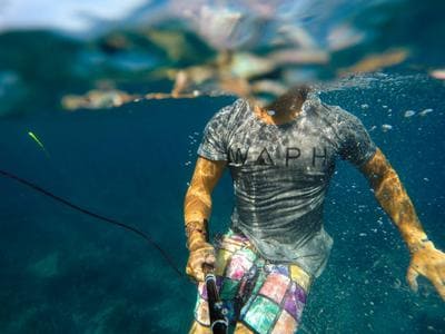 Homme en wakeboard sous l'eau claire
