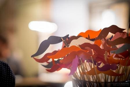 Pots de fausses moustaches en papier coloré en premier plan