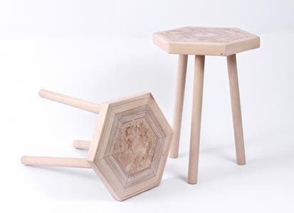 Tabouret hexagonal renversé à côté d’un tabouret droit