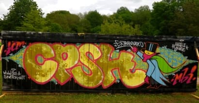 Graffiti coloré avec canard en costume sur mur