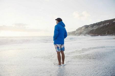 Homme regardant l'océan sur plage au crépuscule