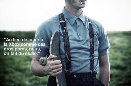 Homme avec skateboard et texto provocateur