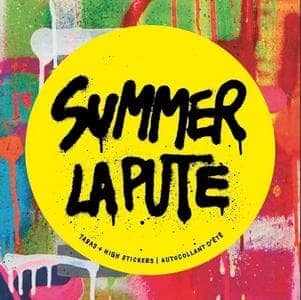 Autocollant 'Summer' sur fond artistique abstrait.
