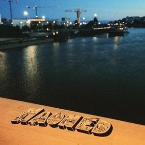 Objet d'art 'Nantes' sur fond de fleuve au crépuscule.