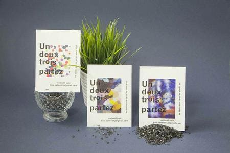 Brochures artistiques avec des motifs colorés et une plante.