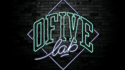 Logo lumineux 'OFIVE lab' sur mur de briques