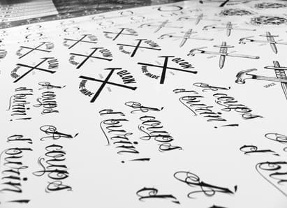 Feuille de calligraphie avec écritures et croix