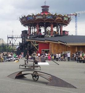Carrousel et sculpture moderne devant public