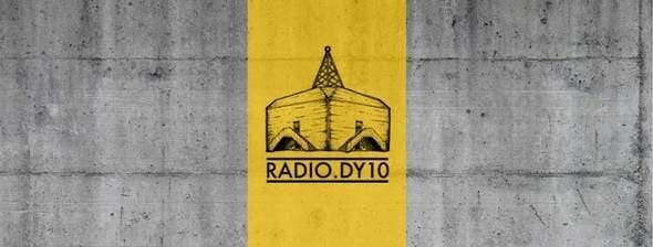 Bannière RADIO.DY10 sur fond béton et jaune