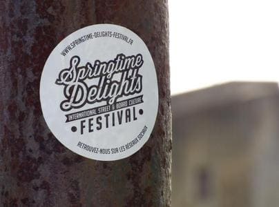Autocollant Springtime Delights Festival sur un poteau