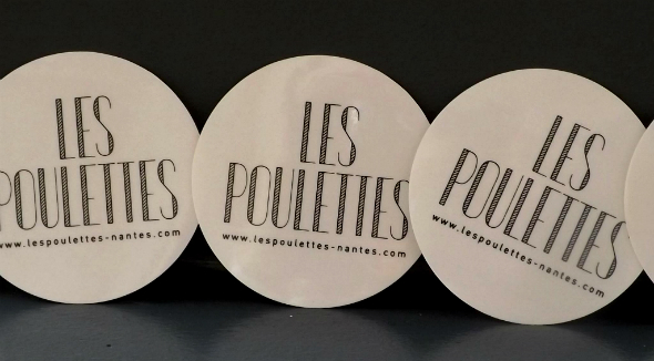 Stickers ronds personnalisés avec impression graphique pour 'LES POULETTES' sur fond noir