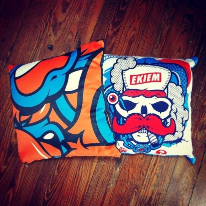 Coussins personnalisés avec impression de stickers graphiques colorés et design artistique