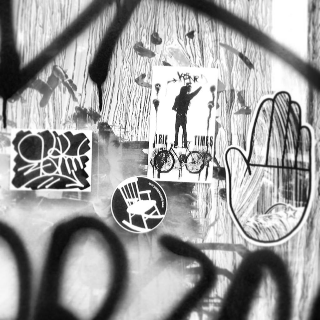 Stickers artistiques urbains Collection de stickers personnalisés en noir et blanc sur une surface urbaine