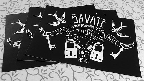 Stickers personnalisés en noir et blanc pour la marque Savate, avec motifs et textes graphiques