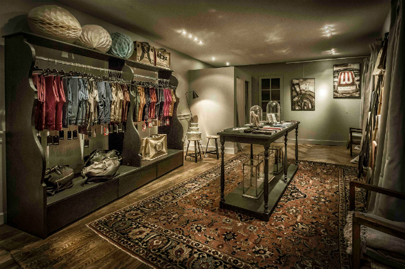 Boutique de mode avec des vêtements suspendus et articles de mode présentés sur des étagères