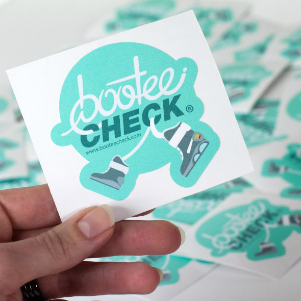 Sticker personnalisé Bootee Check avec logo et chaussures de sport pour impression chez High Stickers