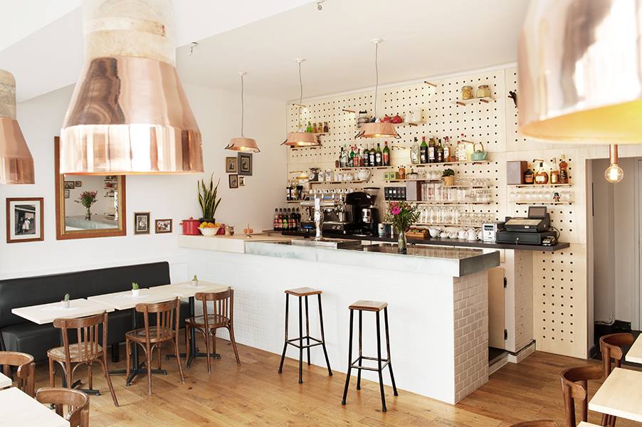 Intérieur élégant de café avec décoration moderne et étagères murales