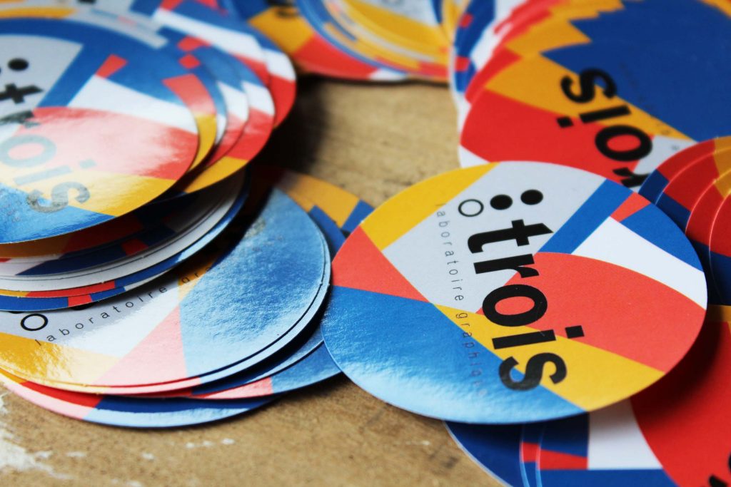 Pile d'autocollants personnalisés colorés avec impression en sérigraphie 4 couleurs