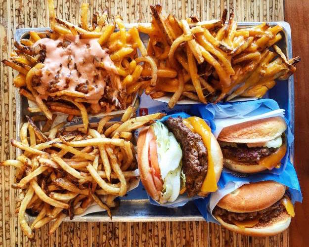 Plateau de hamburgers accompagnés de frites dorées