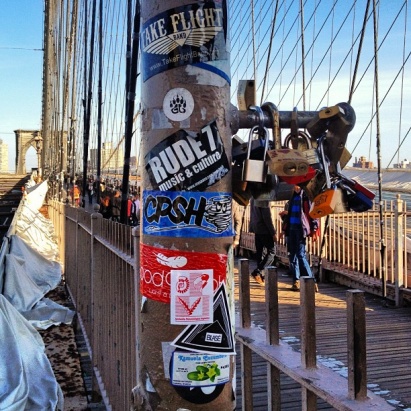 Poteau couvert de stickers personnalisés de divers autocollants collés sur le pont de Brooklyn Bridge