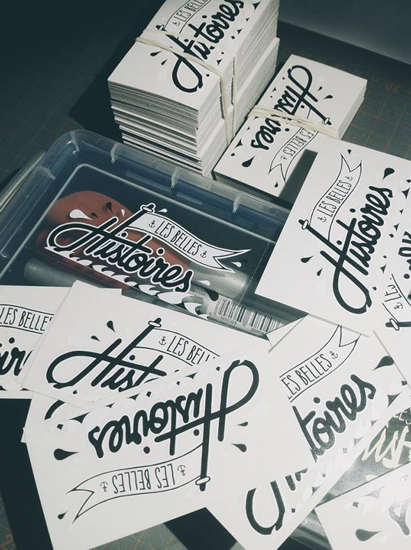 Piles de stickers personnalisés en noir et blanc avec typographie stylisée prêts pour l'impression