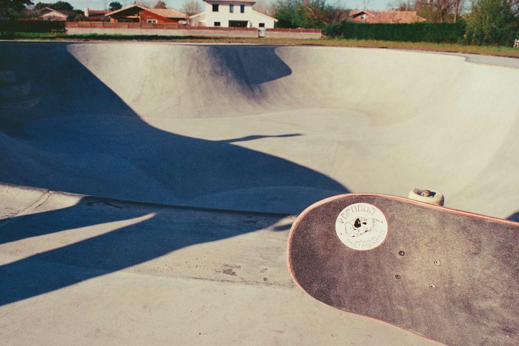 Skateboard avec autocollant personnalisé posé ands un bowl vide