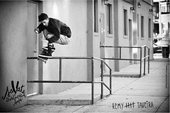 Skateur en action réalisant un saut au-dessus d'une rampe en milieu urbain