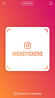 ticker imprimé avec un NameTag Instagram avec le nom de marque High Stickers sur un fond dégradé