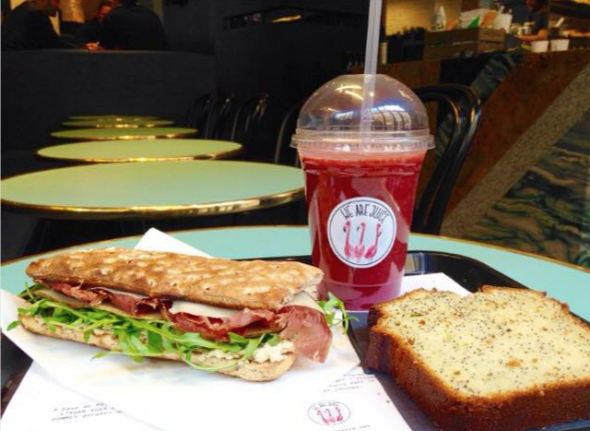 Sandwich accompagné d'une boisson dans un gobelet personnalisé