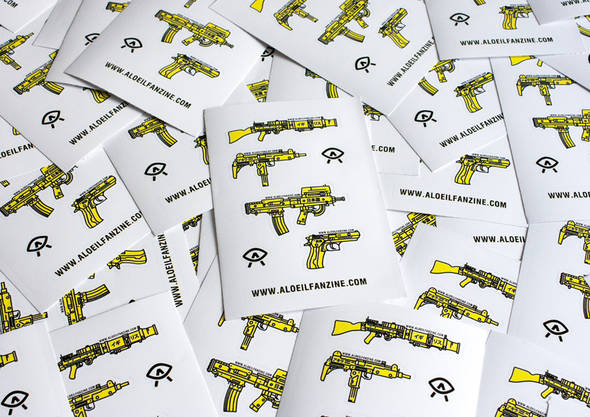 planche de stickers personnalisée avec des armes noir et jaune pour le fanzine