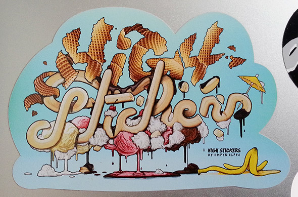 Sticker personnalisé artistique avec graphisme coloré et texte original créé par High Stickers