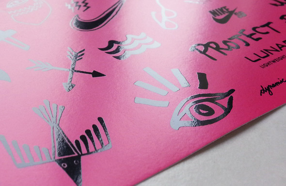 motifs variés imprimés en noir brillant avec reflet sur un vinyle adhésif rose mat