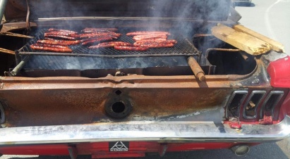 Barbecue avec saucisses grillées en plein air