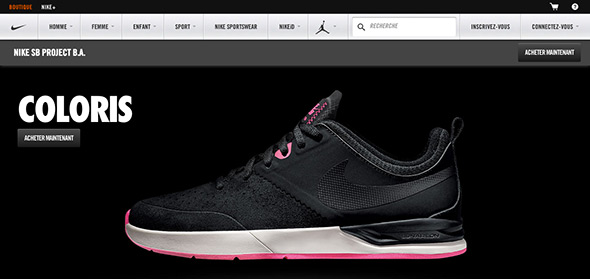 Chaussure Nike noire et rose sur une page web de e-commerce