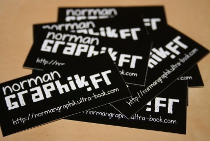 Impression de stickers personnalisés noirs avec textes et graphiques en blanc pour Norman Graphik, autocollants imprimés par High Stickers