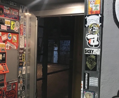 Entrée décorée avec divers stickers personnalisés dans une ambiance street