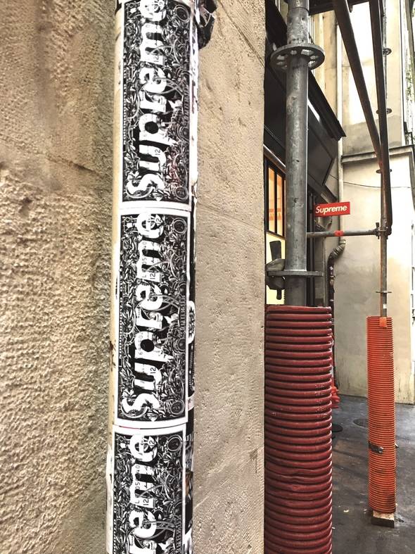 Goutierre recouverte de stickers satirique du dollars