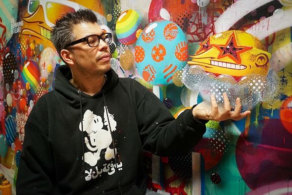 L'artiste Sumo du Luxembourg, présentant une de ses oeuvre dans un atelier de conception graphique
