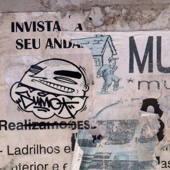 Stickers commandés par l'artiste Sumo et une collection d'autocollants urbains usés sur un mur avec des graffitis et des motifs variés
