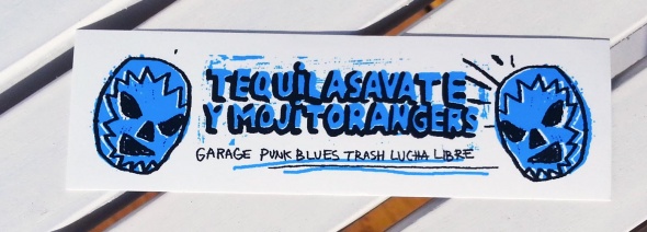Sticker personnalisé bleu et blanc avec illustration de crânes et texte pour groupe musical Tequila Savate