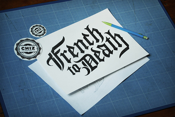 Maquette de sticker personnalisé 'French to Death' avec crayon et autocollants imprimés CHIZ sur plan de travail de graphiste