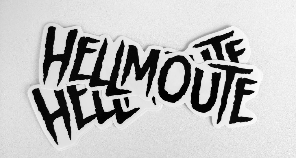 Stickers personnalisés avec une forme sur mesure, imprimés en noir sur vinyle adhésif transparent, avec inscription 'HELLMOUTE'