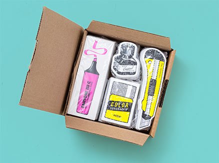 Un colis rempli de stickers personnalisables, préparé avec soin pour une livraison en 24 heures