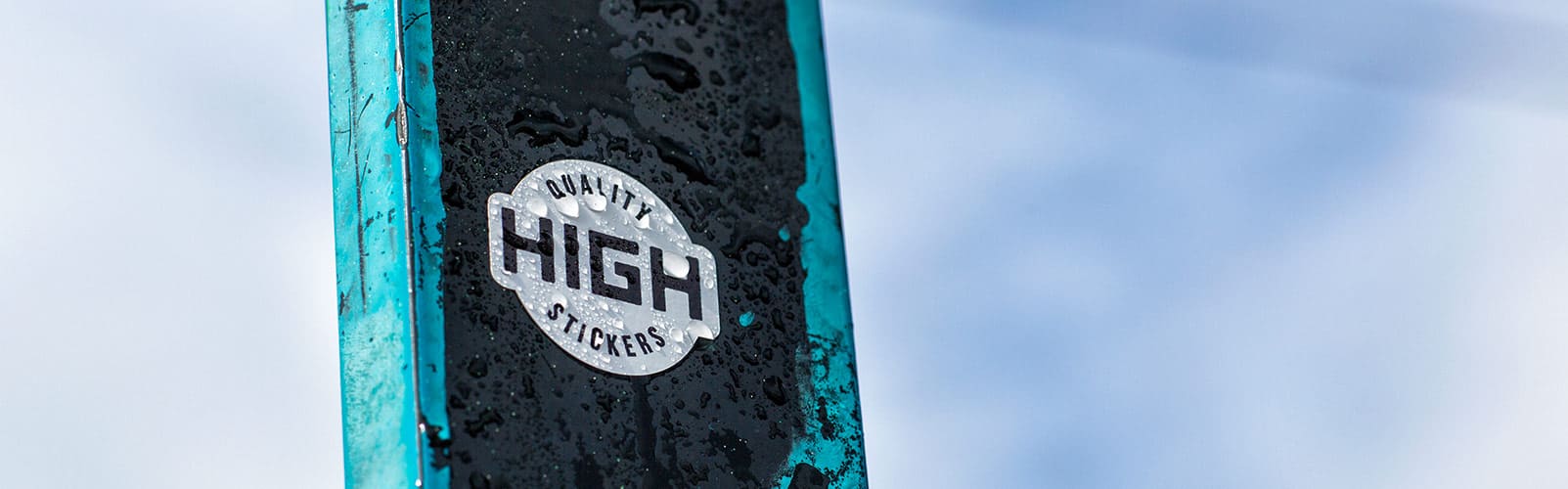 Un sticker de haute qualité et étanche imprimé par High Stickers et collé sur un poteau à Nantes