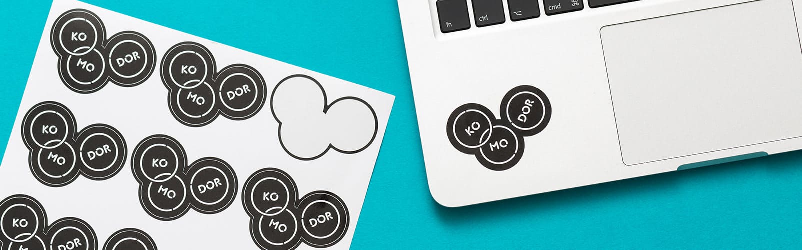 planche de stickers sur mesure avec un autocollant collé sur le coin d'un ordinateur