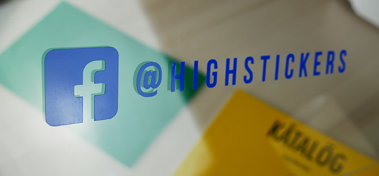 découpe de lettre bleu roi avec les lettres @highstickers et le logo facebook