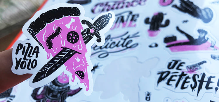 sticker pizza yolo imprimé sur une planche de stickers mixte personnalisée en arrière plan